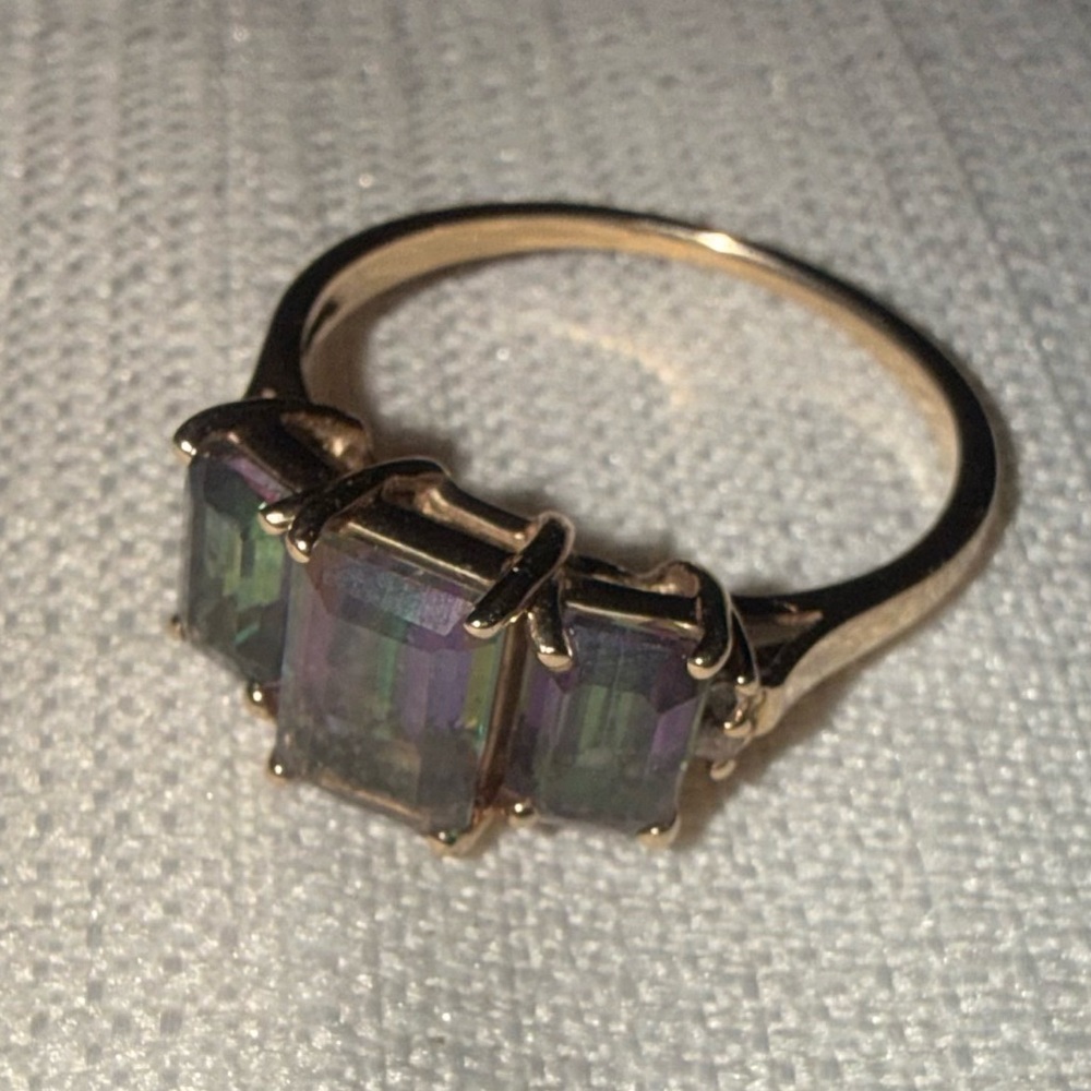 Lovely 10k mystic topaz 3 stone ring